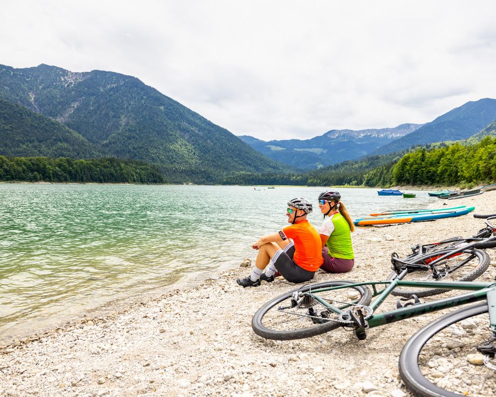 Radfahrer am Sylvensteinsee