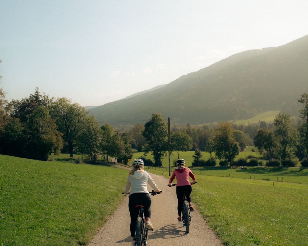 zwei Radfahrer im Isarwinkel 
