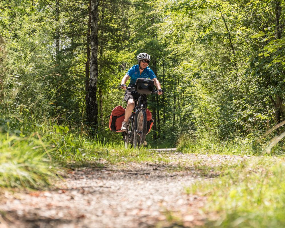 schnittiger Radfahrer am Isarradweg