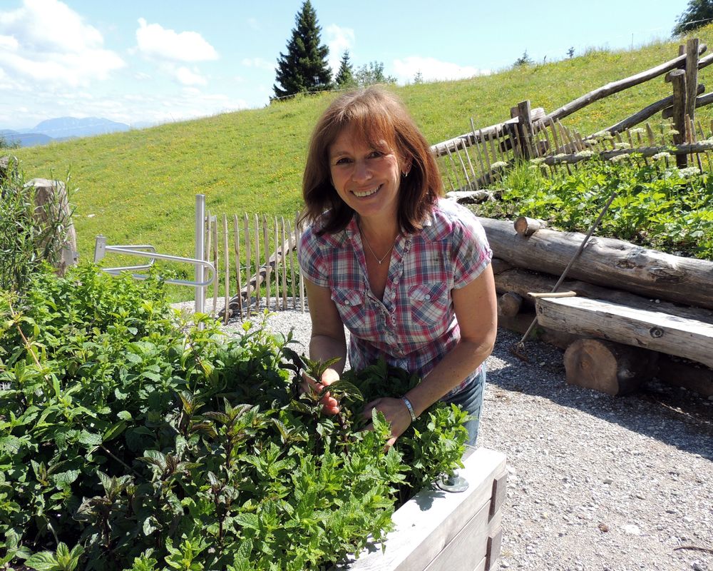 Kräuterpädagogin Vroni Obermüller in ihrem Berg-Kräutergarten "OiXund" auf der Stie-Alm