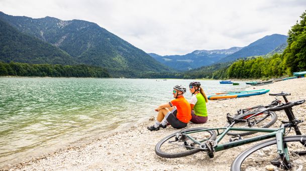 Radfahrer am Sylvensteinsee