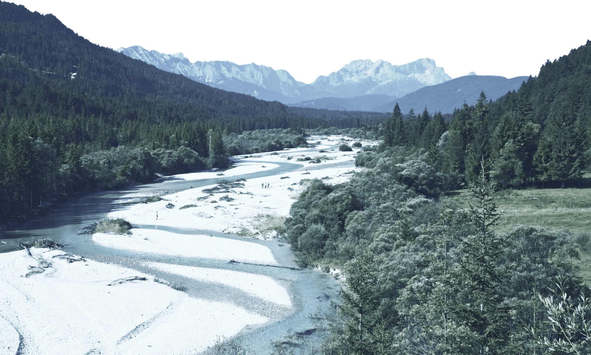 Das Isartal bei Lenggries mit Blick ins Karwendelgebirge